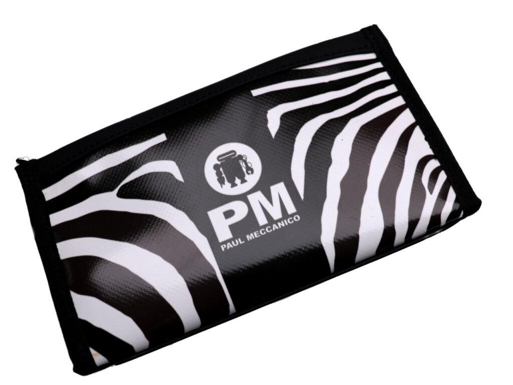 PORTAFOGLIO GRANDE DA DONNA CON MOTIVO ZEBRATO IN BIANCO E NERO. FOSSA MODELLO REALIZZATA CON IL TELONE DI UN CAMION. - Edizione limitata Paul Meccanico