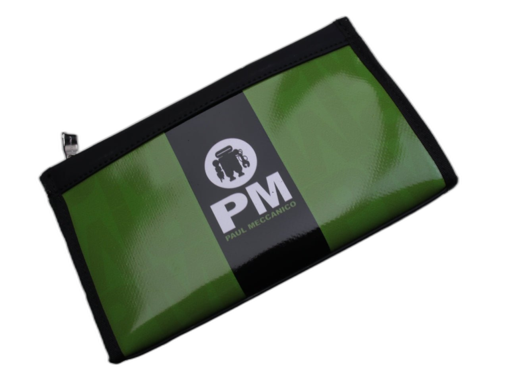 PORTAFOGLIO GRANDE DA DONNA VERDE CON LETTERE. FOSSA MODELLO REALIZZATA CON TELONI DI CAMION. - Edizione limitata Paul Meccanico