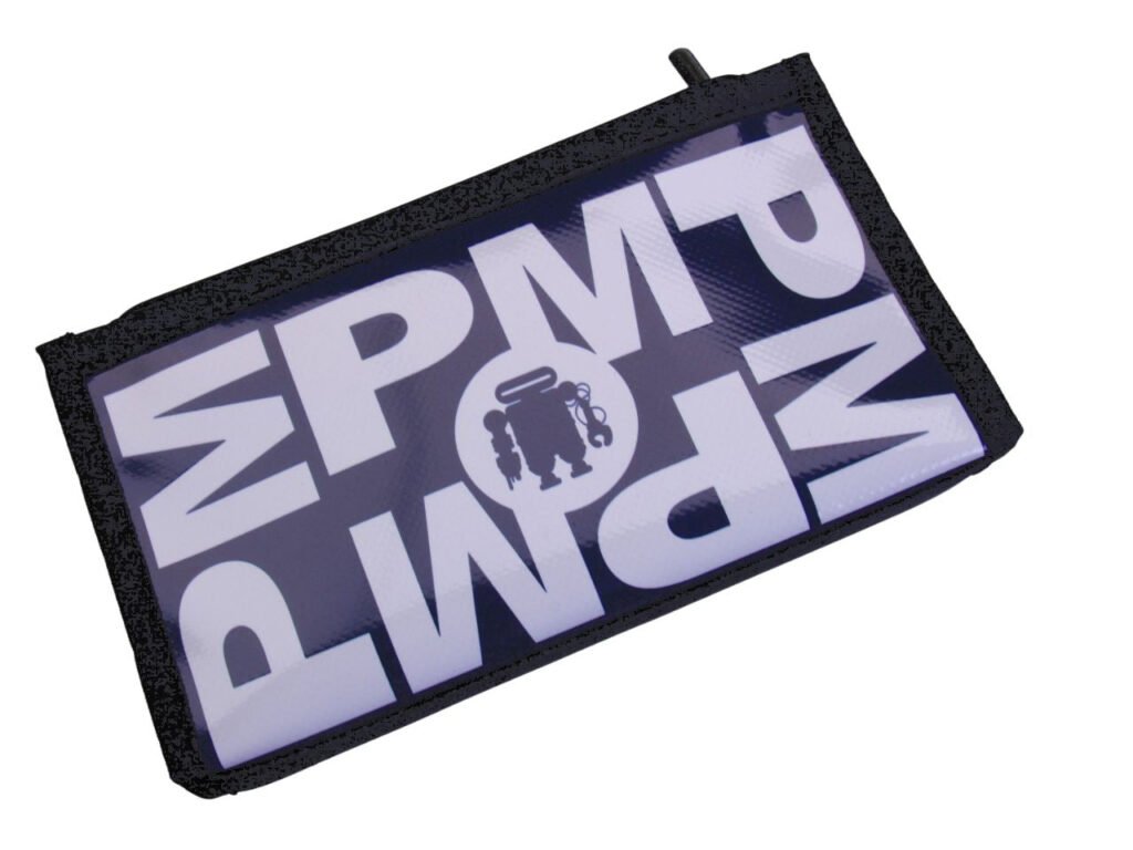 PORTAFOGLIO GRANDE DA DONNA BLU SCURO "PAUL MECCANICO". FOSSA MODELLO REALIZZATA CON IL TELONE DI UN CAMION.