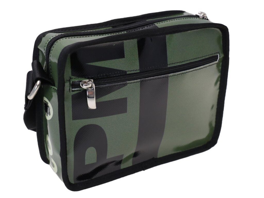 BORSA A TRACOLLA DI COLORE VERDE SCURO. MODELLO FRIK REALIZZATO CON TELONI DI CAMION. - Edizione limitata Paul Meccanico