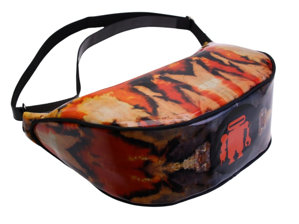 ...BORSA A MEZZALUNA CON FANTASIA TIE DYE. MODELLO DI SPACCO REALIZZATO CON TELONI DI CAMION.