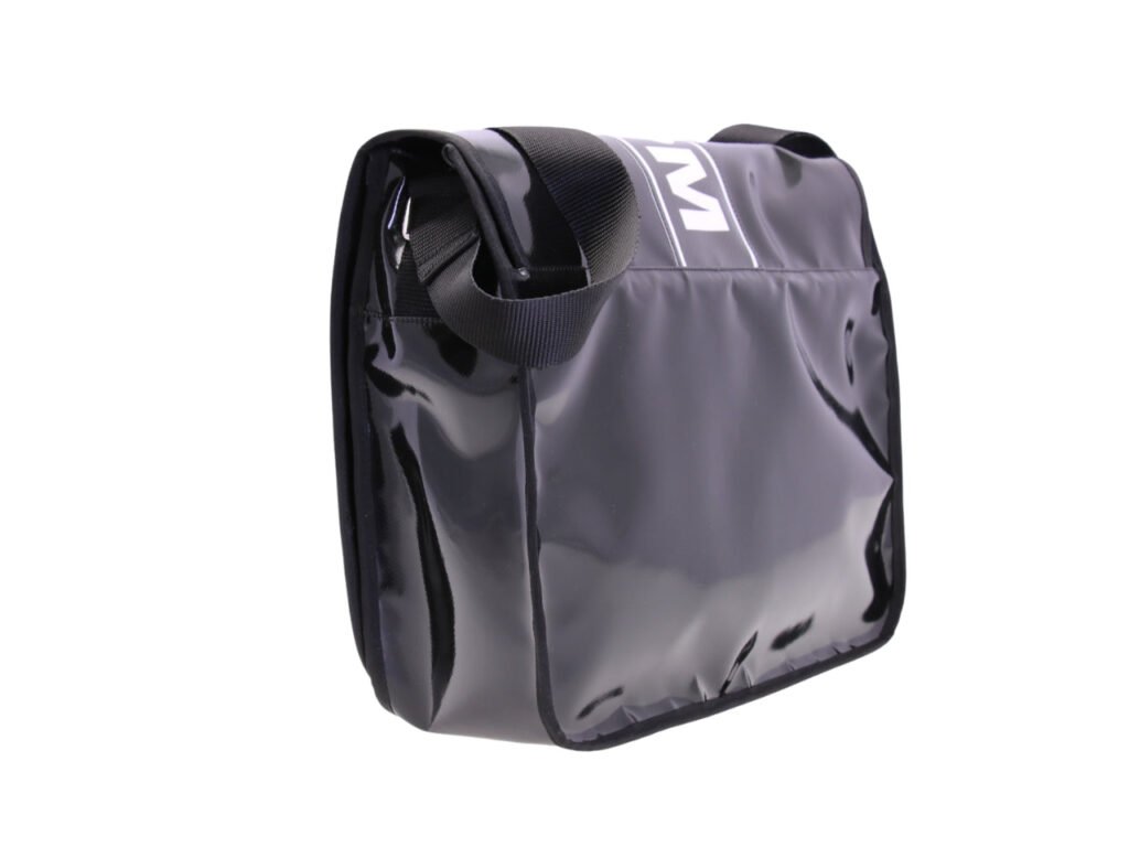 BORSA MESSENGER NERA. MODELLO SPOT IN TELONE DA CAMION.