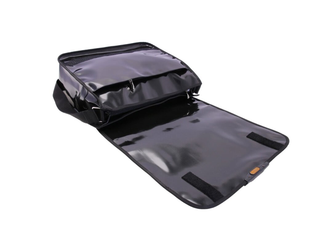 BORSA MESSENGER NERA. MODELLO SPOT IN TELONE DA CAMION.