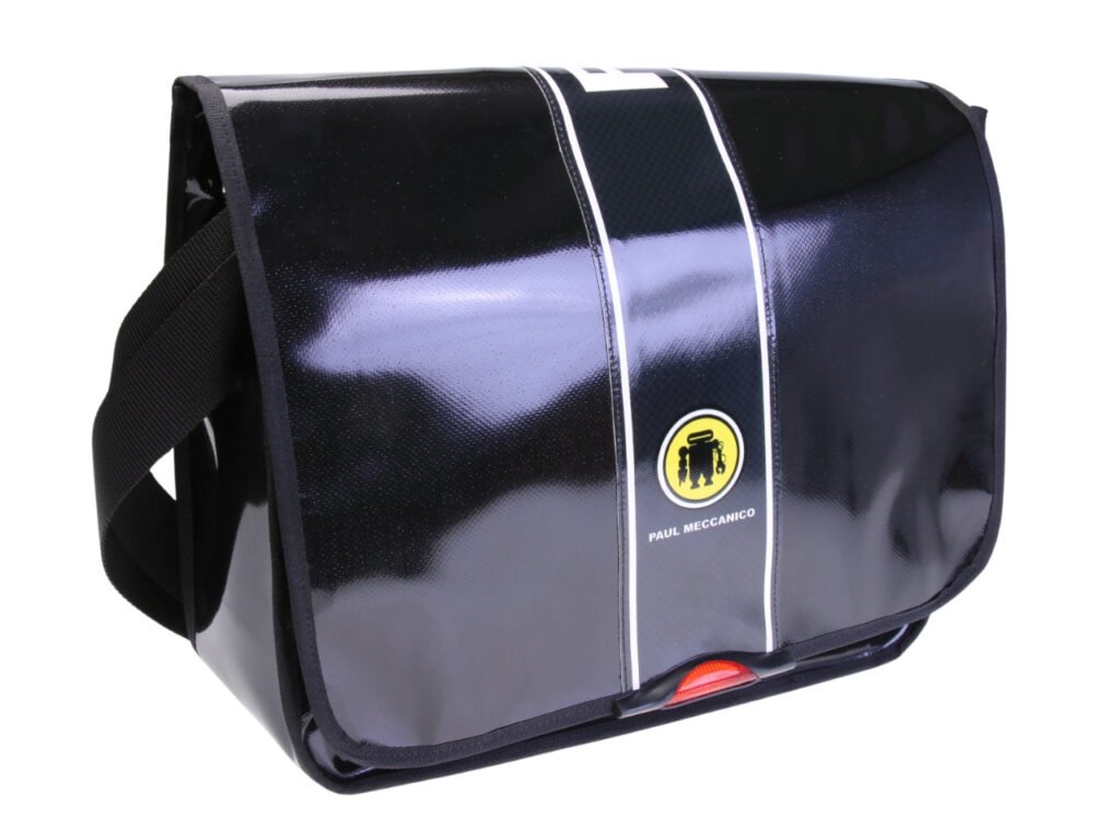 ...BORSA MESSENGER NERA. MODELLO SPOT REALIZZATO CON TELONI DI CAMION.