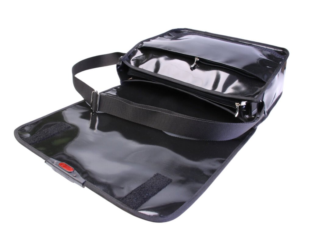 ...BORSA MESSENGER NERA. MODELLO SPOT REALIZZATO CON TELONI DI CAMION.