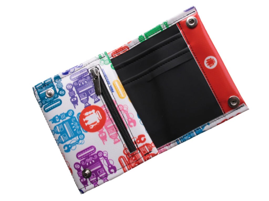 PORTAFOGLIO DA DONNA BIANCO CON LOGO PAUL MECCANICO. MODELLO TREK REALIZZATO CON TELONI DI CAMION. - Edizione limitata Paul Meccanico