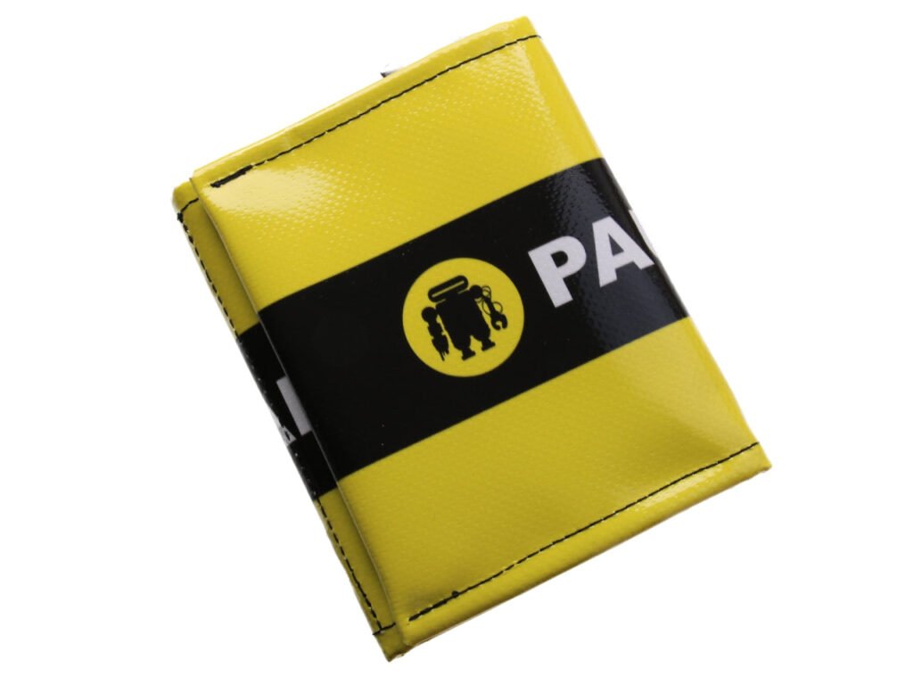 PORTAFOGLIO UNISEX NEI COLORI NERO E GIALLO. MODELLO TREK REALIZZATO CON TELONI DI CAMION. - Edizione limitata Paul Meccanico