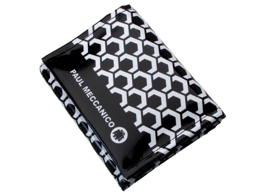 PORTAFOGLIO UNISEX IN BIANCO E NERO CON FANTASIA GEOMETRICA. MODELLO TREK REALIZZATO CON TELONI DI CAMION. - Edizione limitata Paul Meccanico