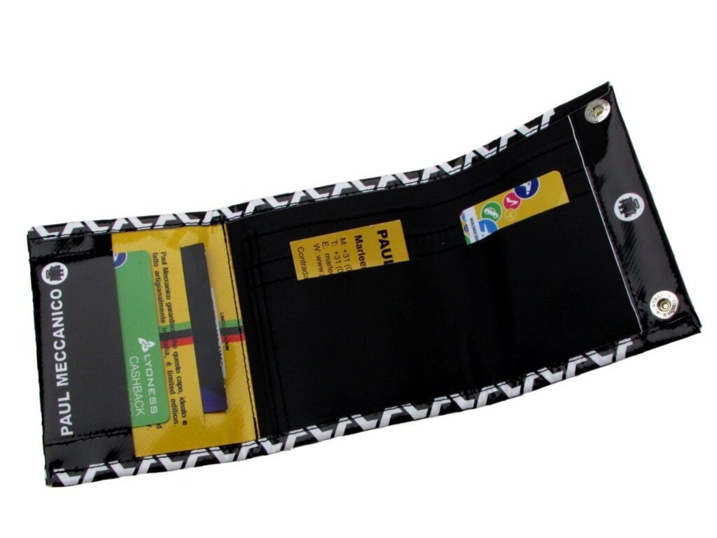 PORTAFOGLIO UNISEX IN BIANCO E NERO CON FANTASIA GEOMETRICA. MODELLO TREK REALIZZATO CON TELONI DI CAMION. - Edizione limitata Paul Meccanico