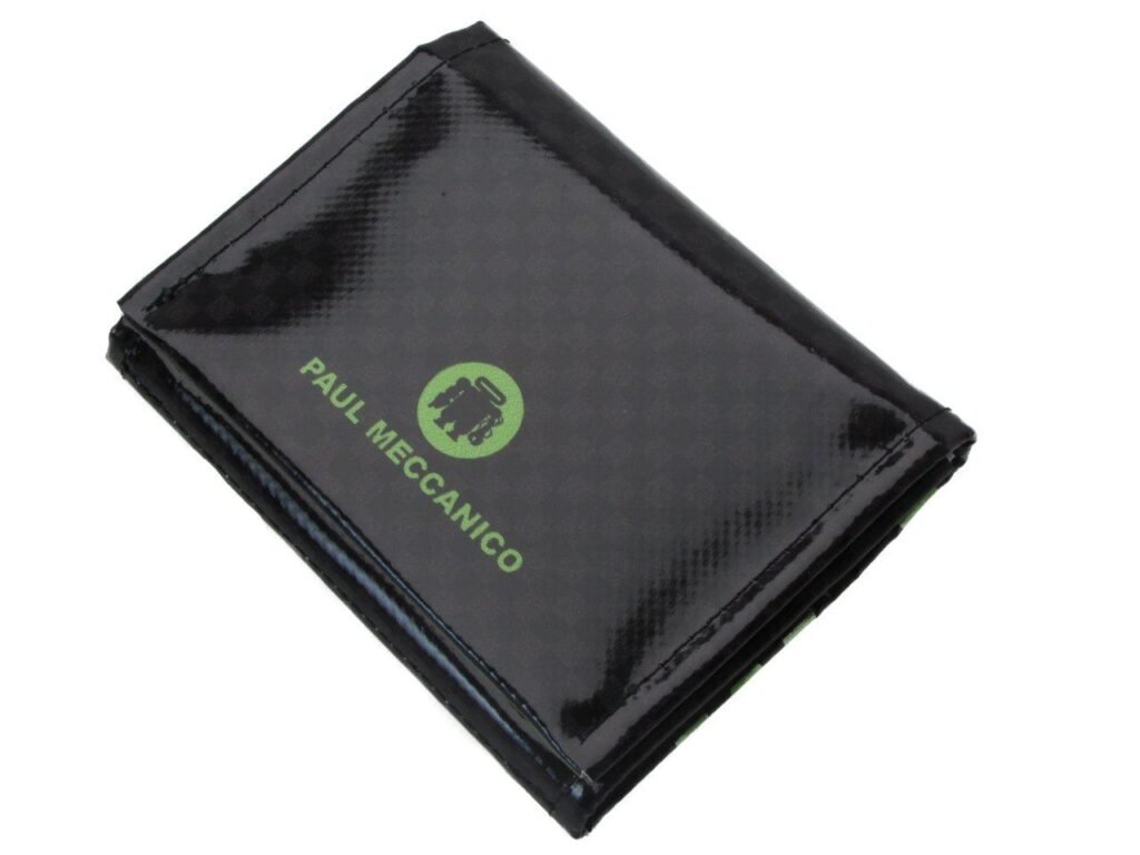 PORTAFOGLIO UNISEX NERO, GRIGIO E VERDE CON SCRITTE FANTASIA. MODELLO TREK REALIZZATO CON TELONI DI CAMION. - Edizione limitata Paul Meccanico