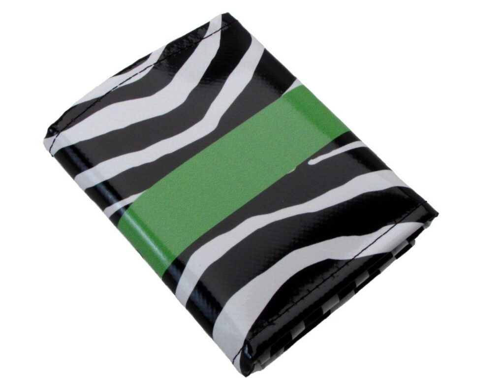 PORTAFOGLIO DONNA BIANCO E NERO COLORI FANTASIA ANIMALIER. MODELLO TREK REALIZZATO CON TELONI DI CAMION. - Paul Meccanico