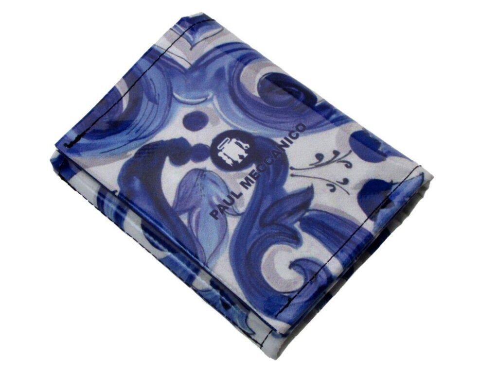 PORTAFOGLIO DONNA AZZURRO E BIANCO FANTASIA MAIOLICA. MODELLO TREK REALIZZATO CON TELONI DI CAMION. - Paul Meccanico