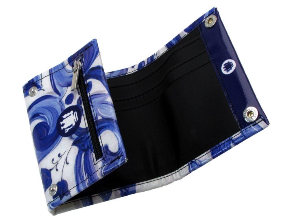 PORTAFOGLIO DONNA AZZURRO E BIANCO FANTASIA MAIOLICA. MODELLO TREK REALIZZATO CON TELONI DI CAMION. - Paul Meccanico