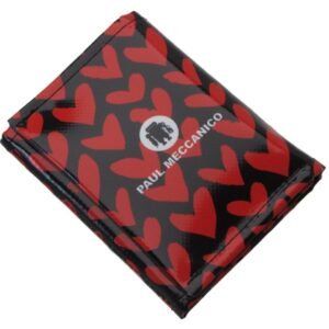 PORTAFOGLIO DA DONNA NEI COLORI ROSSO E NERO CON STAMPA DI CUORI. MODELLO TREK REALIZZATO CON TELONI DI CAMION. - Paul Meccanico
