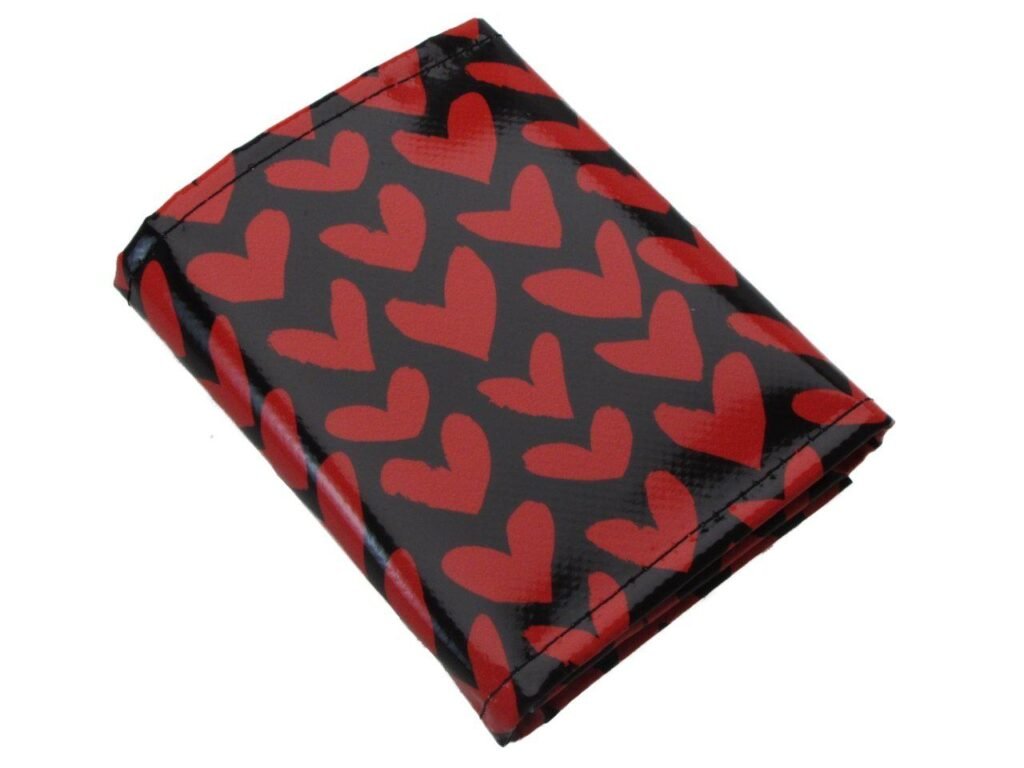 PORTAFOGLIO DA DONNA NEI COLORI ROSSO E NERO CON STAMPA DI CUORI. MODELLO TREK REALIZZATO CON TELONI DI CAMION. - Paul Meccanico