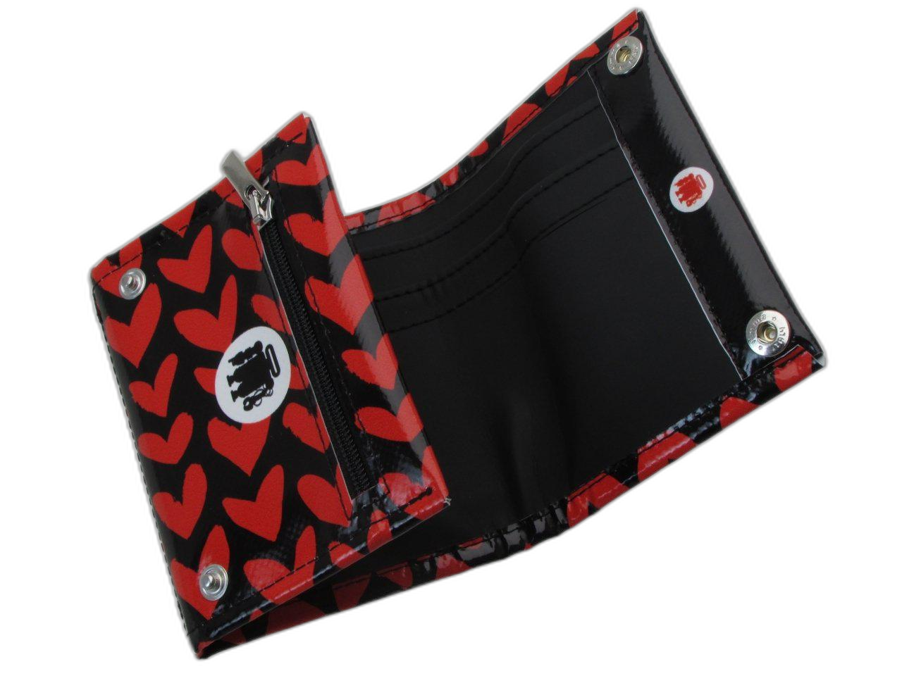 PORTAFOGLIO DA DONNA NEI COLORI ROSSO E NERO CON STAMPA DI CUORI. MODELLO TREK REALIZZATO CON TELONI DI CAMION. - Paul Meccanico