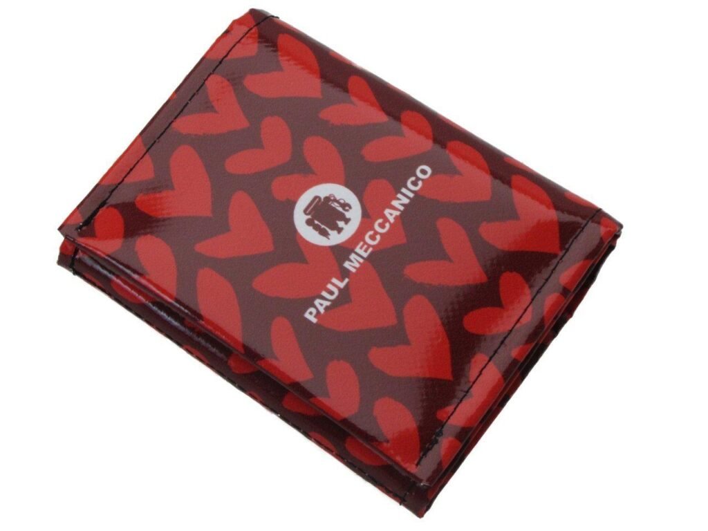 PORTAFOGLIO DONNA DI COLORE ROSSO CON STAMPA DI CUORI. MODELLO TREK REALIZZATO CON TELONI DI CAMION. - Paul Meccanico