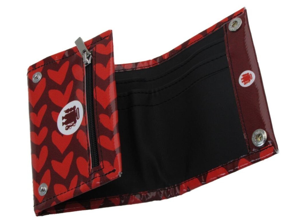 PORTAFOGLIO DONNA DI COLORE ROSSO CON STAMPA DI CUORI. MODELLO TREK REALIZZATO CON TELONI DI CAMION. - Paul Meccanico