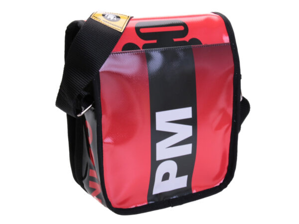 RED CROSSBODY BAG WITH SHADED EFFECT. MODEL MIPOK MADE OF LORRY TARPAULIN.